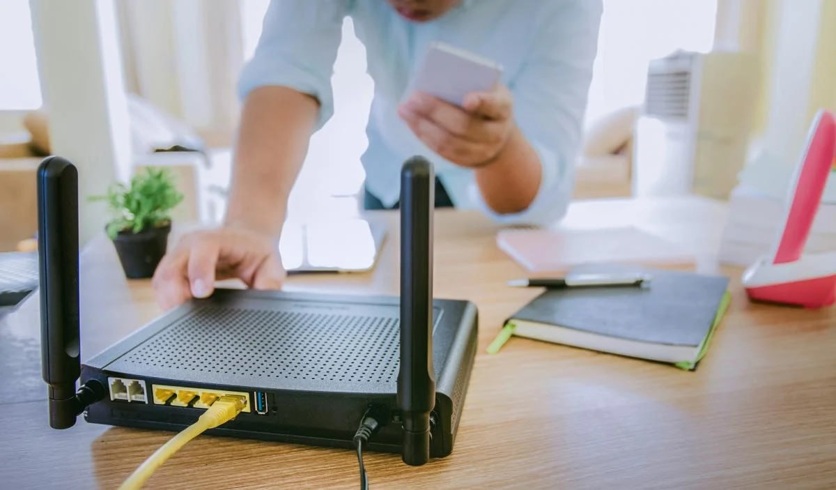 Qadın Wi-Fi-ın işini yaxşılaşdırmaq üçün 20 üsul sınadı: Yalnız 6-sı işə yaradı Qadın Wi-Fi-ın işini yaxşılaşdırmaq üçün 20 üsul sınadı: Yalnız 6-sı işə yaradı