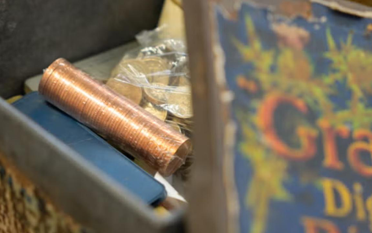 Evini təmizləyərkən peçenye qutusunda sərvət tapdı