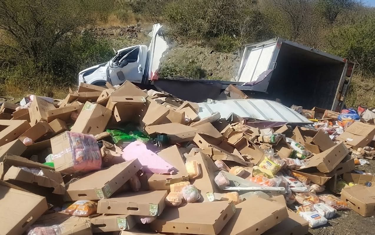 Yük maşını aşdı, toyuqlar yola dağıldı &ndash; Video