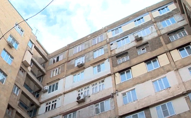 Bakıda 82 yaşlı kişi 9 mərtəbəli binadan yıxıldı