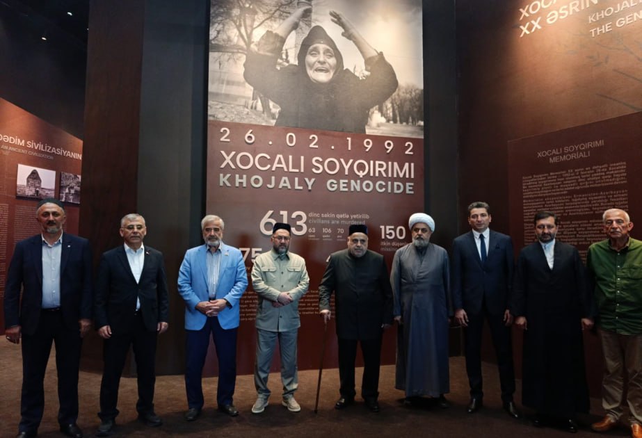 Konfrans iştirakçıları Xocalı Soyqırımı Memorialında