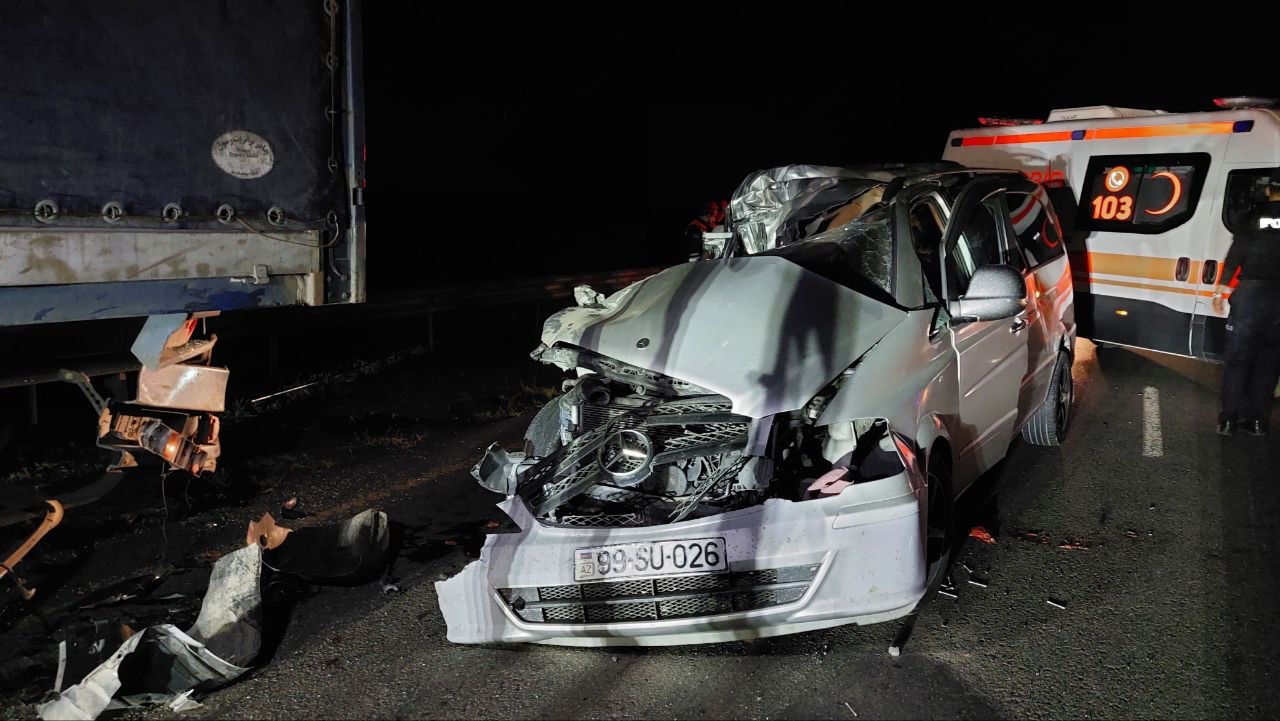 Lənkəranda "Mercedes Vito" TIR-a çırpıldı: Ölənlər var - FOTO