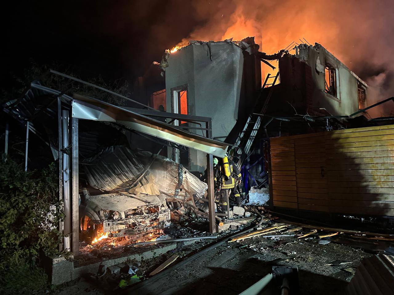 Odessa kütləvi şəkildə atəşə tutuldu: Çoxmərtəbəli binaya zərbələr dəydi &ndash; FOTO -VİDEO