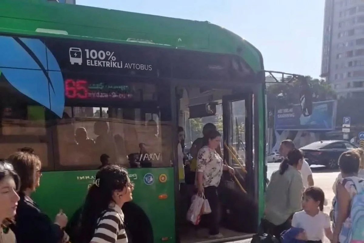 Bakıda elektrikli avtobus yolda qaldı: Sərnişinlər düşürüldülər - VİDEO