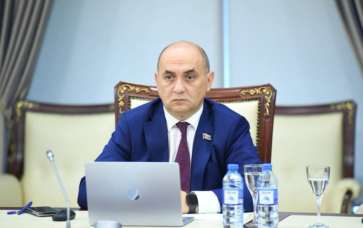 Deputat universitetdən qovulan tələbəni belə müdafiə etdi &ndash; FOTO