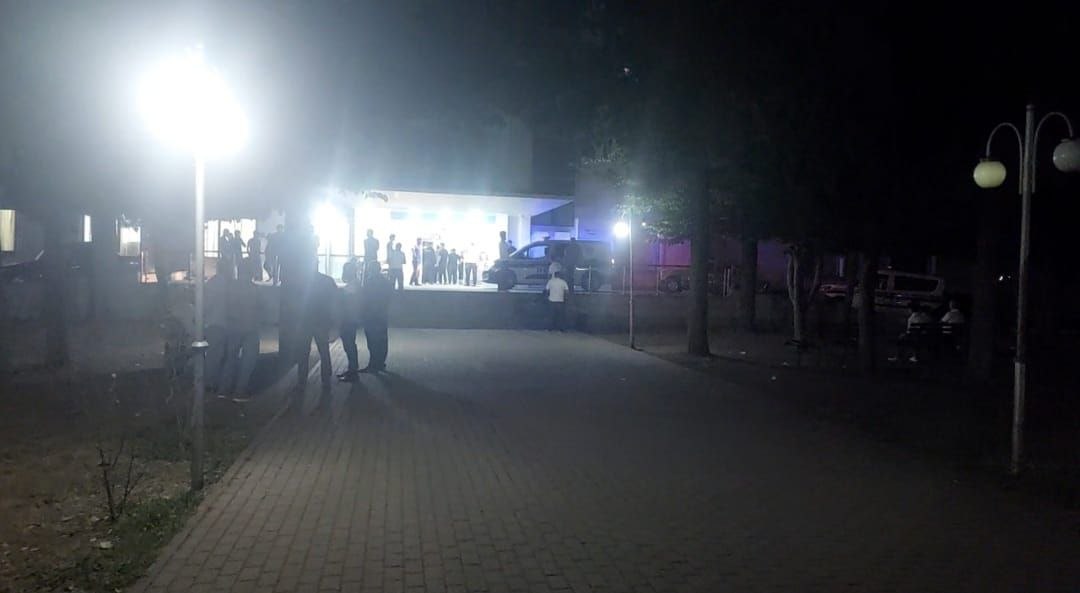 Yeniyetməni döyüb başı üstə yerə çırpdılar - Süni tənəffüs aparatına qoşuldu &ndash; FOTO
