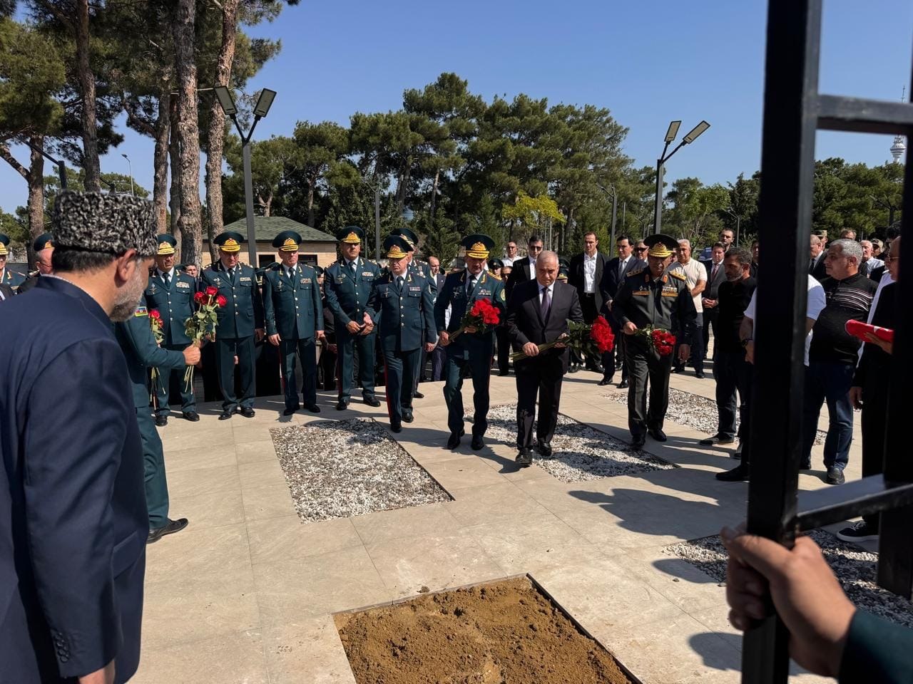 Əli Nağıyev və Zakir Həsənov generalın dəfnində - FOTO