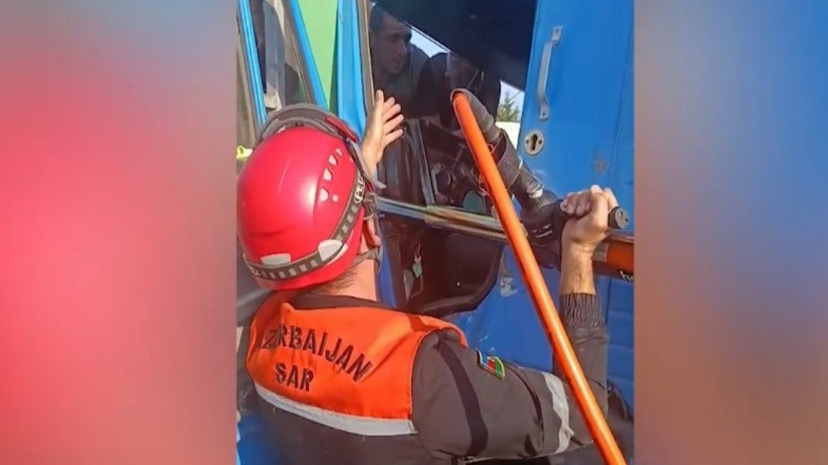 &ldquo;KamAZ&rdquo;da sıxılı vəziyyətdə qalan şəxsin xilası - VİDEO