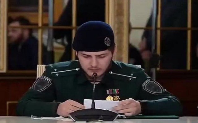 Kadırovun üzündən oxuya bilməyən oğlu biabır oldu - VİDEO