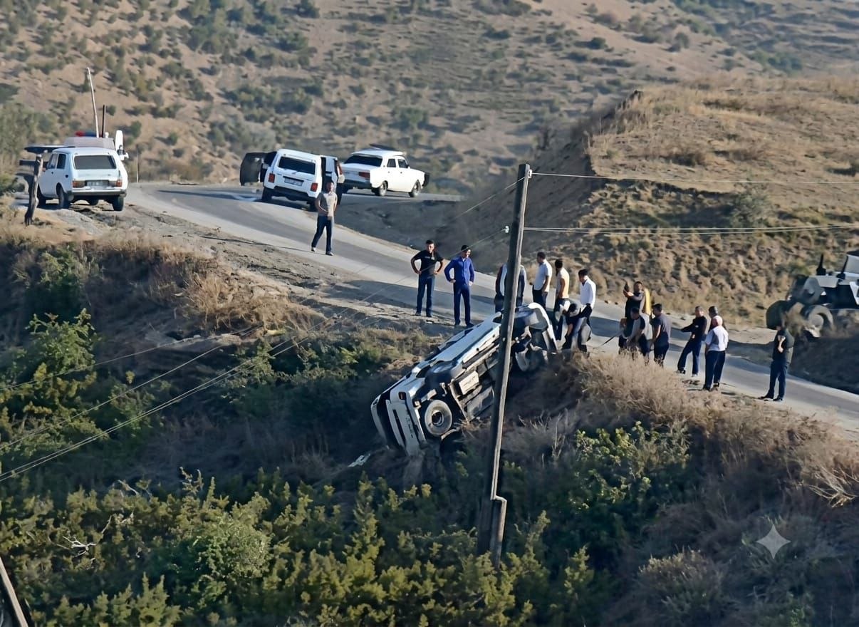 Cəlilabadda "Toyota Prado" yoldan çıxaraq aşdı