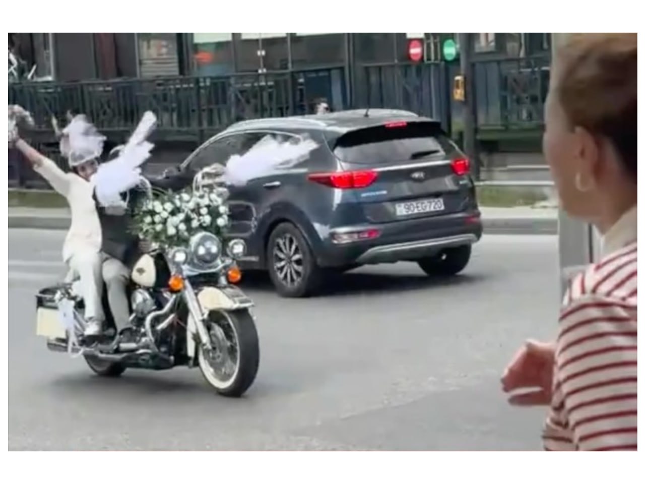 Bakıda bəy və gəlin toya motosikletlə getdi &ndash; VİDEO