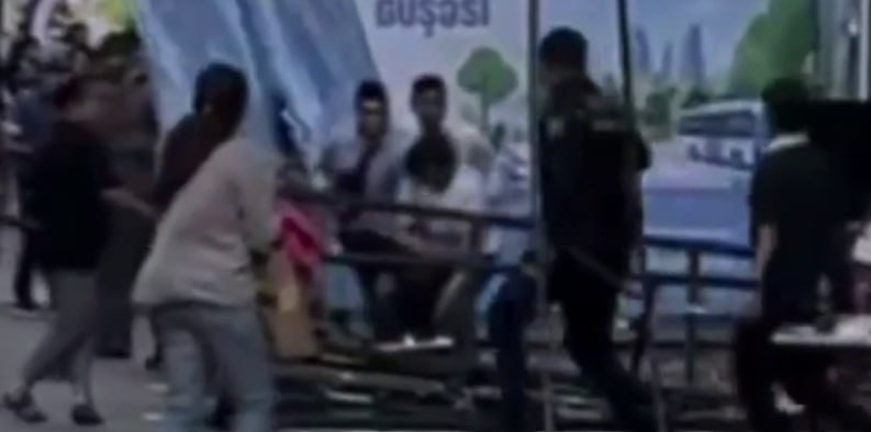 Bakıda nəhəng monitorun qadının üstünə aşmasının ANBAAN VİDEOSU Bakıda nəhəng monitorun qadının üstünə aşmasının ANBAAN VİDEOSU