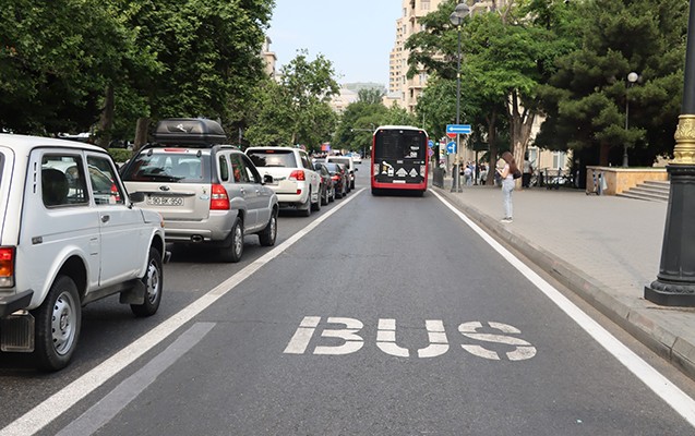 Daha iki küçədə avtobuslar üçün xüsusi hərəkət zolağı yaradıldı - FOTO