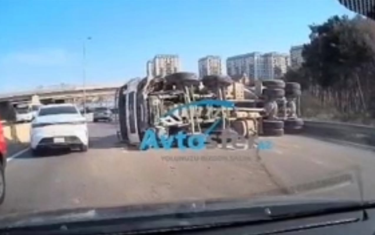 Bakı-Sumqayıt yolunda betonqarışdıran maşın aşdı &ndash; VİDEO