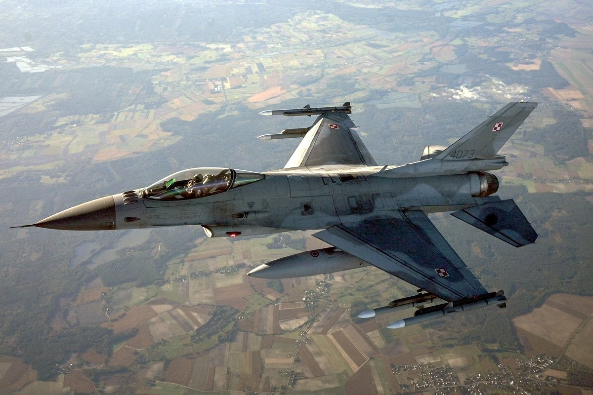 Almaniyada F-16 qırıcısı qəzaya uğradı - VİDEO
