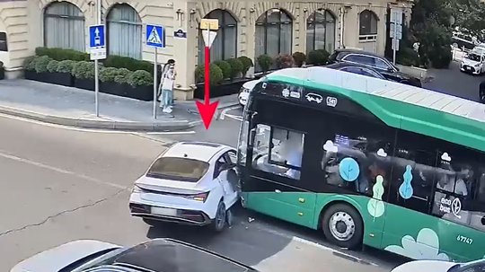 Avtobus zolağına daxil olan sürücülərin səbəb olduğu QƏZALAR &ndash; ANBAAN VİDEO