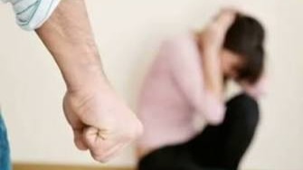 Qayınatasının evində yaşayan kişi arvadını döydü