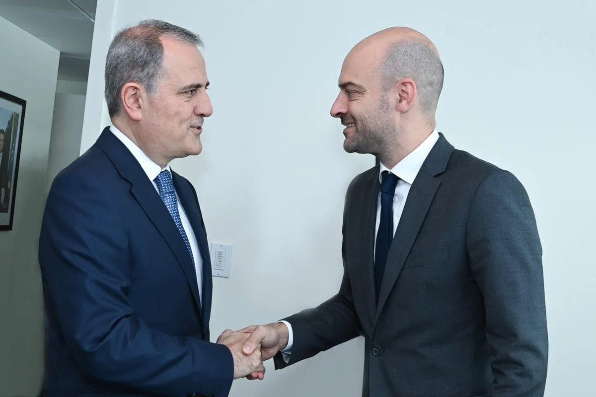 Ceyhun Bayramov fransalı həmkarı ilə regional təhlükəsizliyi müzakirə etdi