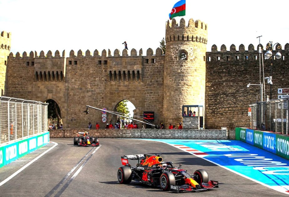Bakıda Formula 2 yarışı üzrə sərbəst yürüşə start verildi