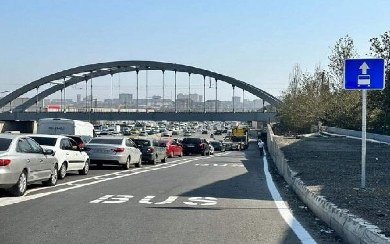 DİQQƏT! Bakı-Sumqayıt yolunda yeni avtobus zolağı təşkil edildi - VİDEO