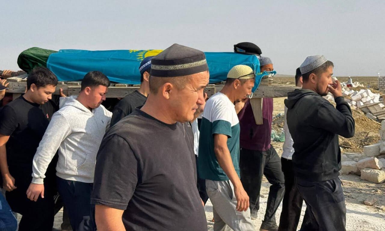 Xəzərdə həlak olan qazaxıstanlı hərbçilərlə vida mərasimi keçirilib