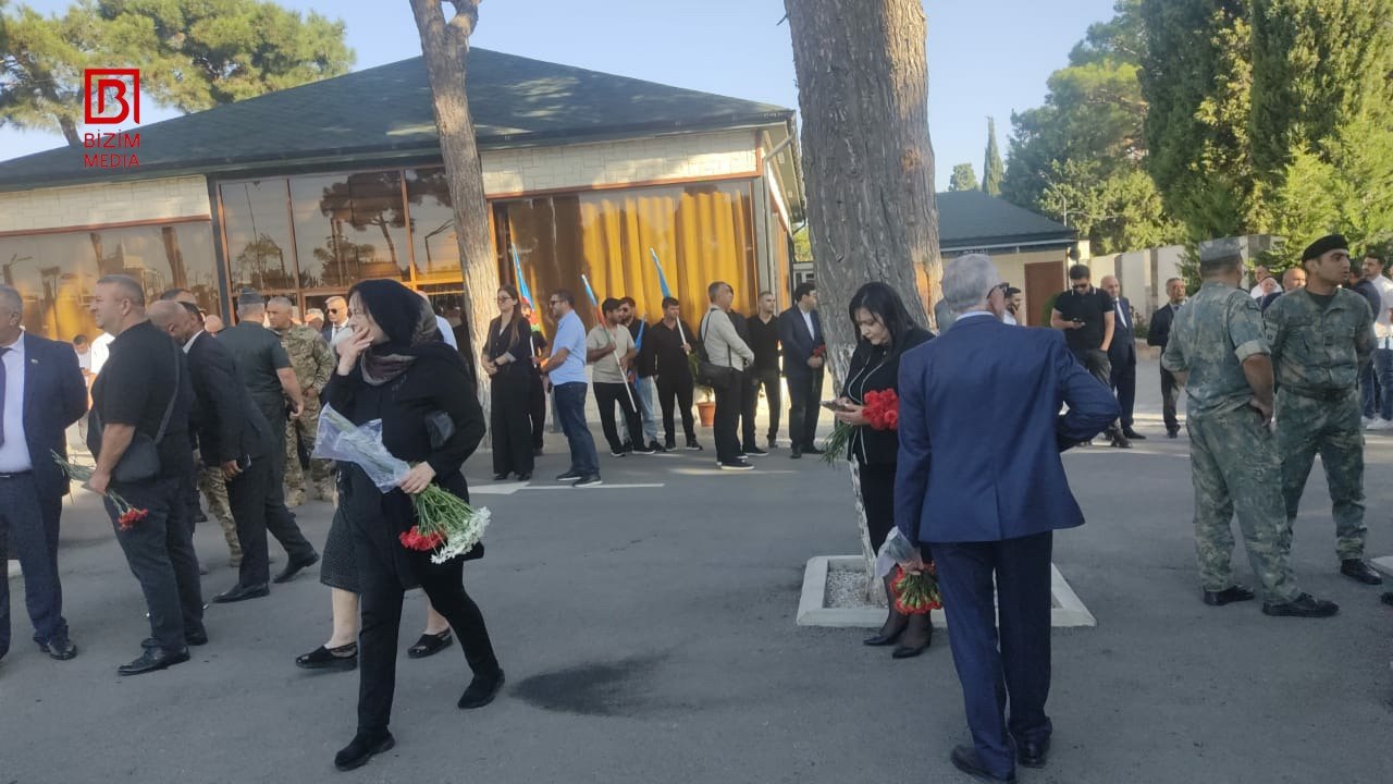 Vətən müharibəsi şəhidlərinin xatirəsi Hərbi Memorial Məzarlıqda yad edilir - FOTO