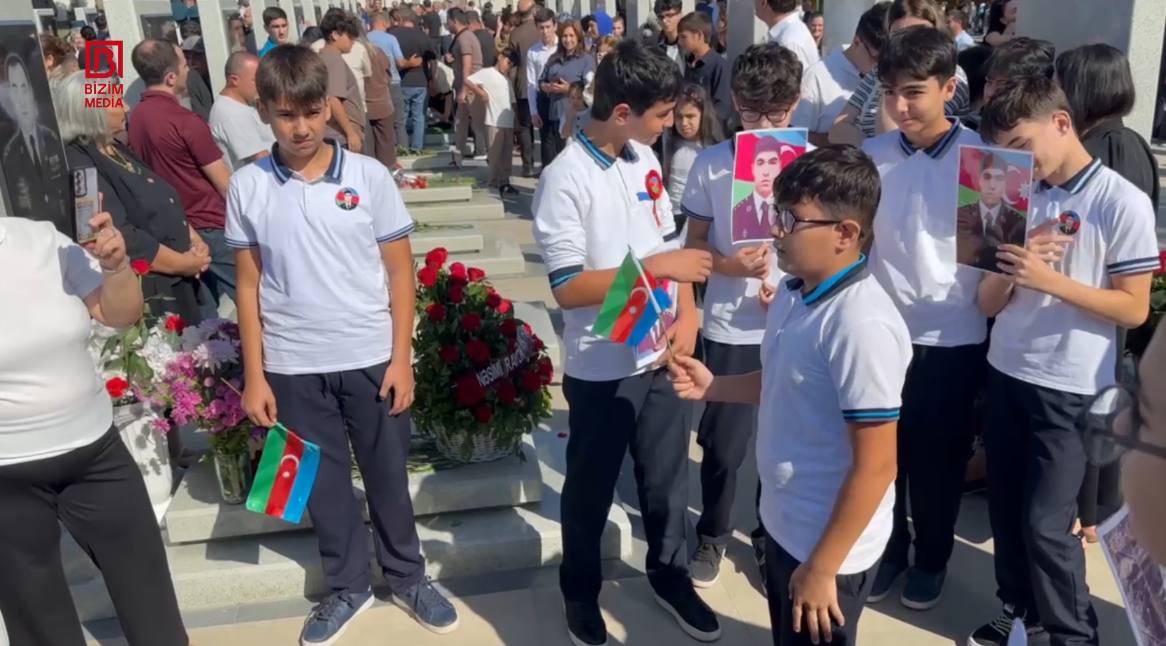 Şəhidlər Xiyabanında kövrək anlar - Uşaqlar &ldquo;Xudayar təsnifi&rdquo;ni ifa etdilər &ndash; VİDEO