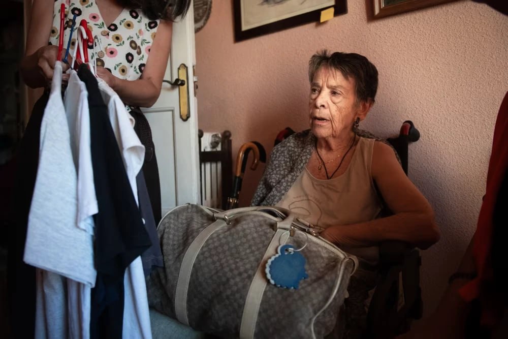 87 yaşlı qadının evindən çıxarılması etirazlara səbəb oldu - FOTO
