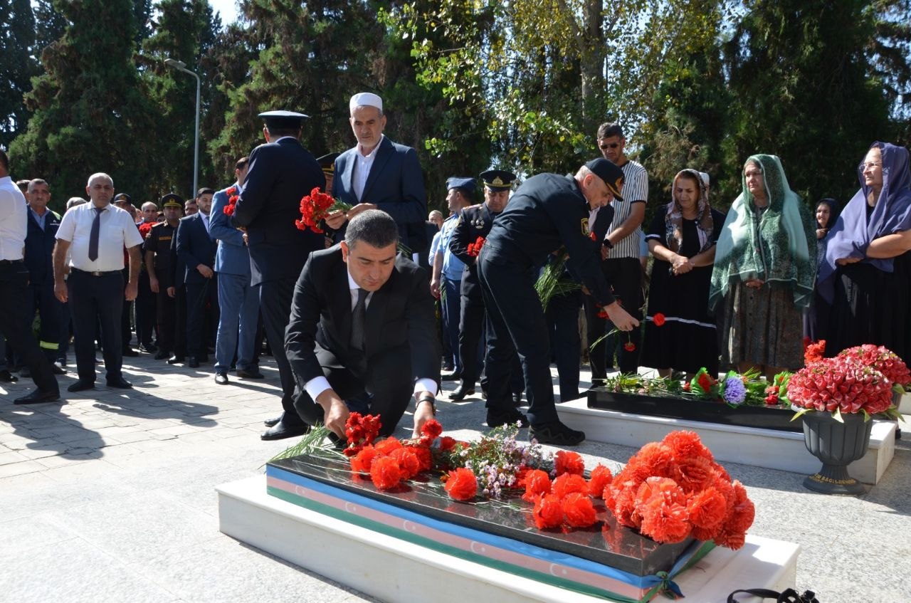 Kürdəmirdə şəhidlərin abidəsi ziyarət edildi - FOTO