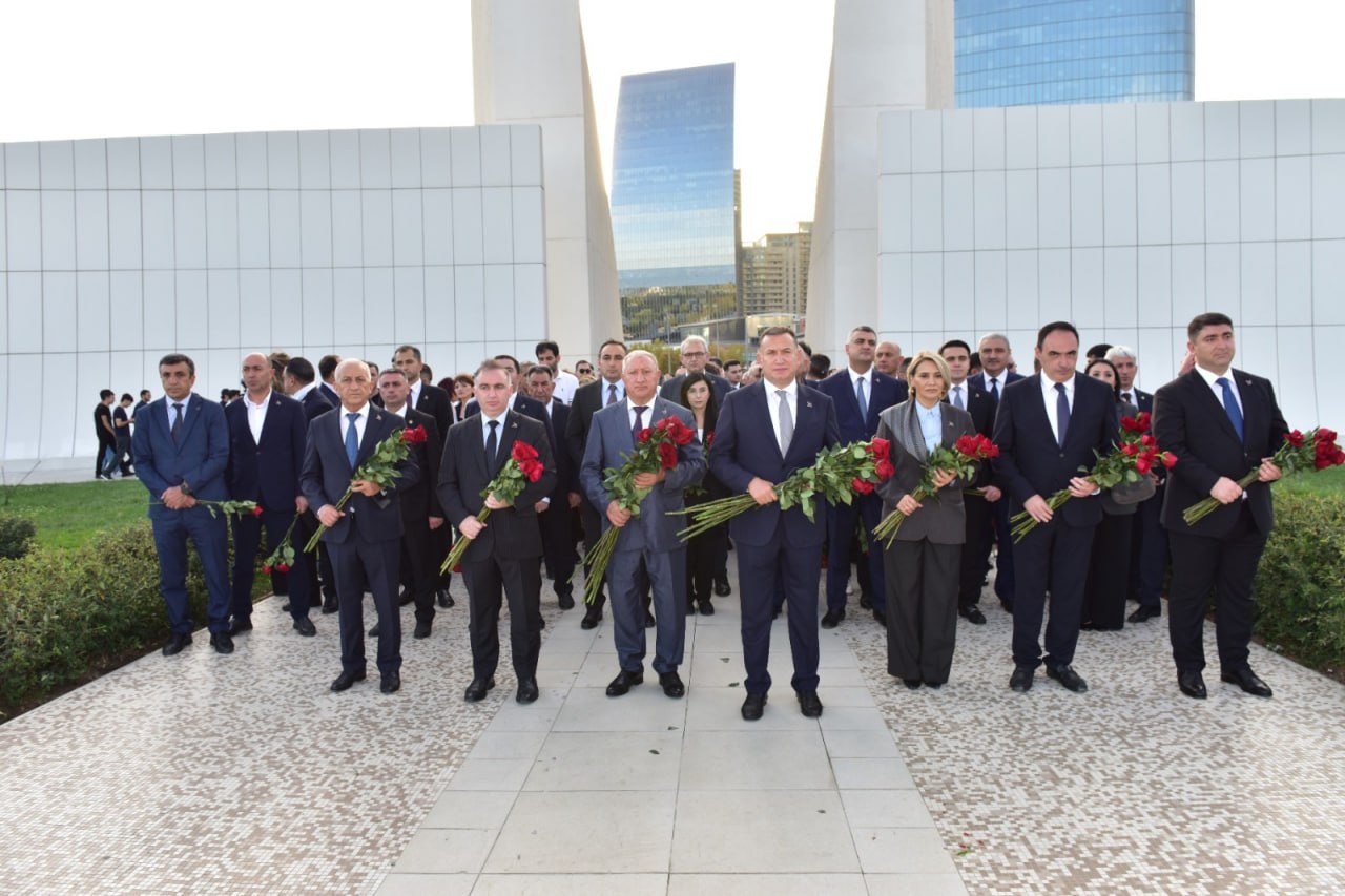 AHİK üzvləri Zəfər parkını ziyarət etdi - FOTO