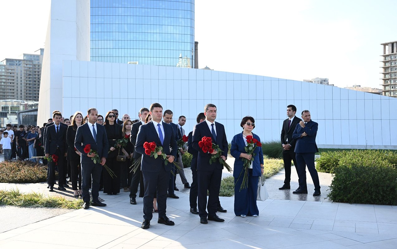 Media və Yayım Şurasının kollektivi şəhidlərin əziz xatirəsini yad etdi - FOTO -VİDEO