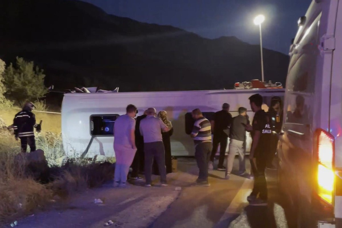 Türkiyədə sərnişin mikroavtobusu ilə minik avtomobili toqquşdu: 7 ölü, 13 yaralı var - VİDEO
