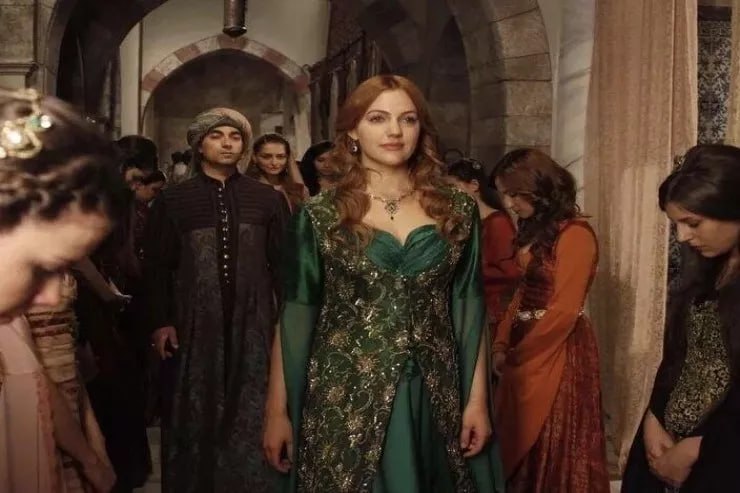 Meryem Uzerlidən oteldə qalan turistə “Hürrem Sultan” sürprizi Meryem Uzerlidən oteldə qalan turistə “Hürrem Sultan” sürprizi