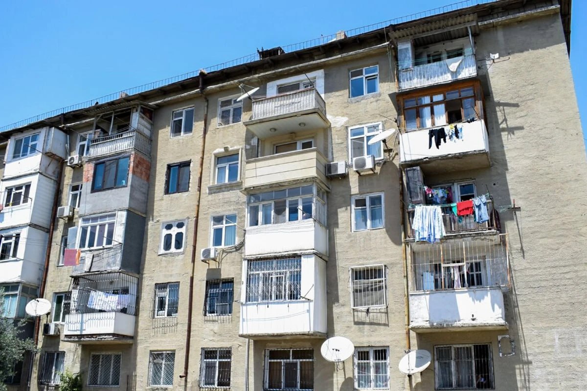 Köhnə binalarda balkon paradoksu &ndash; Küçəyə və həyətə baxanları kim TƏMİR ETMƏLİDİR?