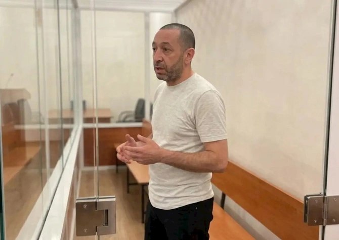 "Gördüm ki, arvadım qaşlarını səliqəyə salıb, döydüm"