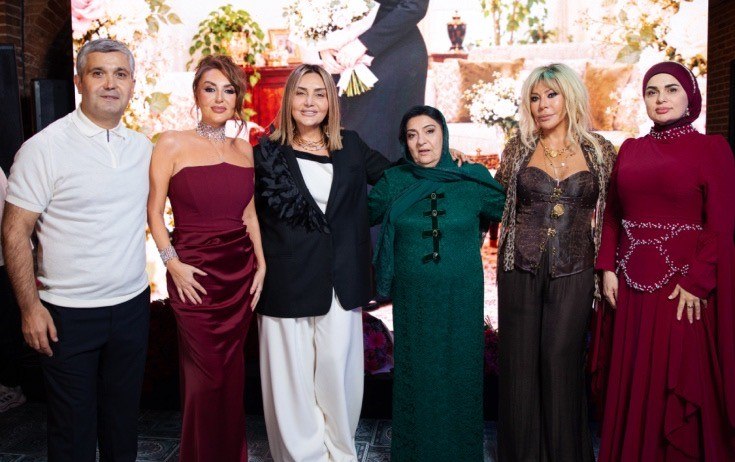 Anasının 70 illiyinə Xalq artistləri gəldi &ndash; FOTO