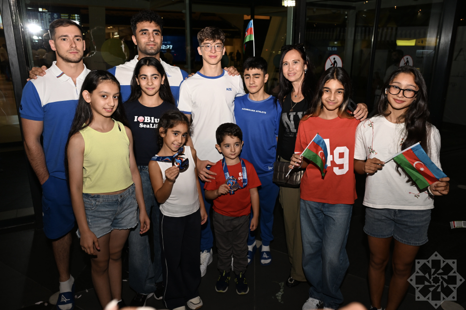 Dünya çempionatında uğur qazanan akrobatlar Vətənə qayıtdılar &ndash; FOTO/VİDEO