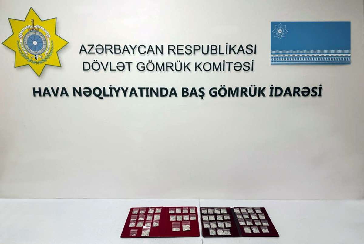Şarja-Bakı reysi ilə gələn sərnişindən dəyəri 4 milyon manatdan çox brilyant aşkar edildi - FOTO