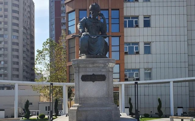 Bakıda Şah İsmayıl Xətainin heykəlində 33 İL SONRA ÜZƏ ÇIXAN YAZI &ndash; FOTO