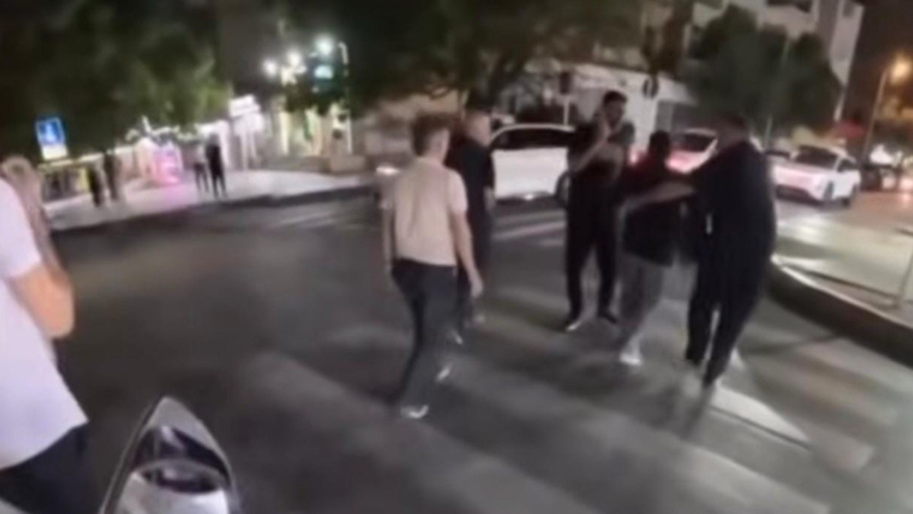 Özünü maşının altına atdığı iddia edilən şəxs serebral iflic xəstəsi imiş... &ndash; FOTO/VİDEO