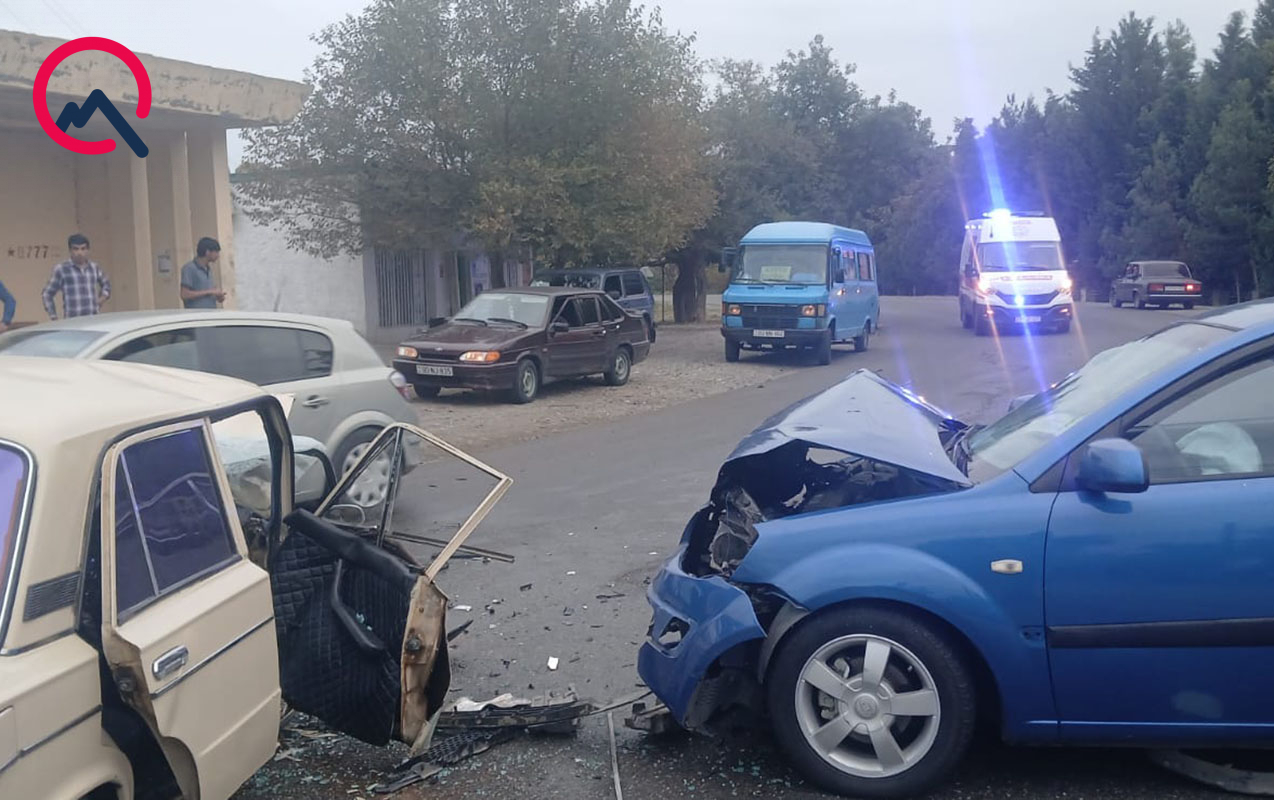 Bərdədə maşınlar toqquşdu - Xəsarət alanlar var - FOTO