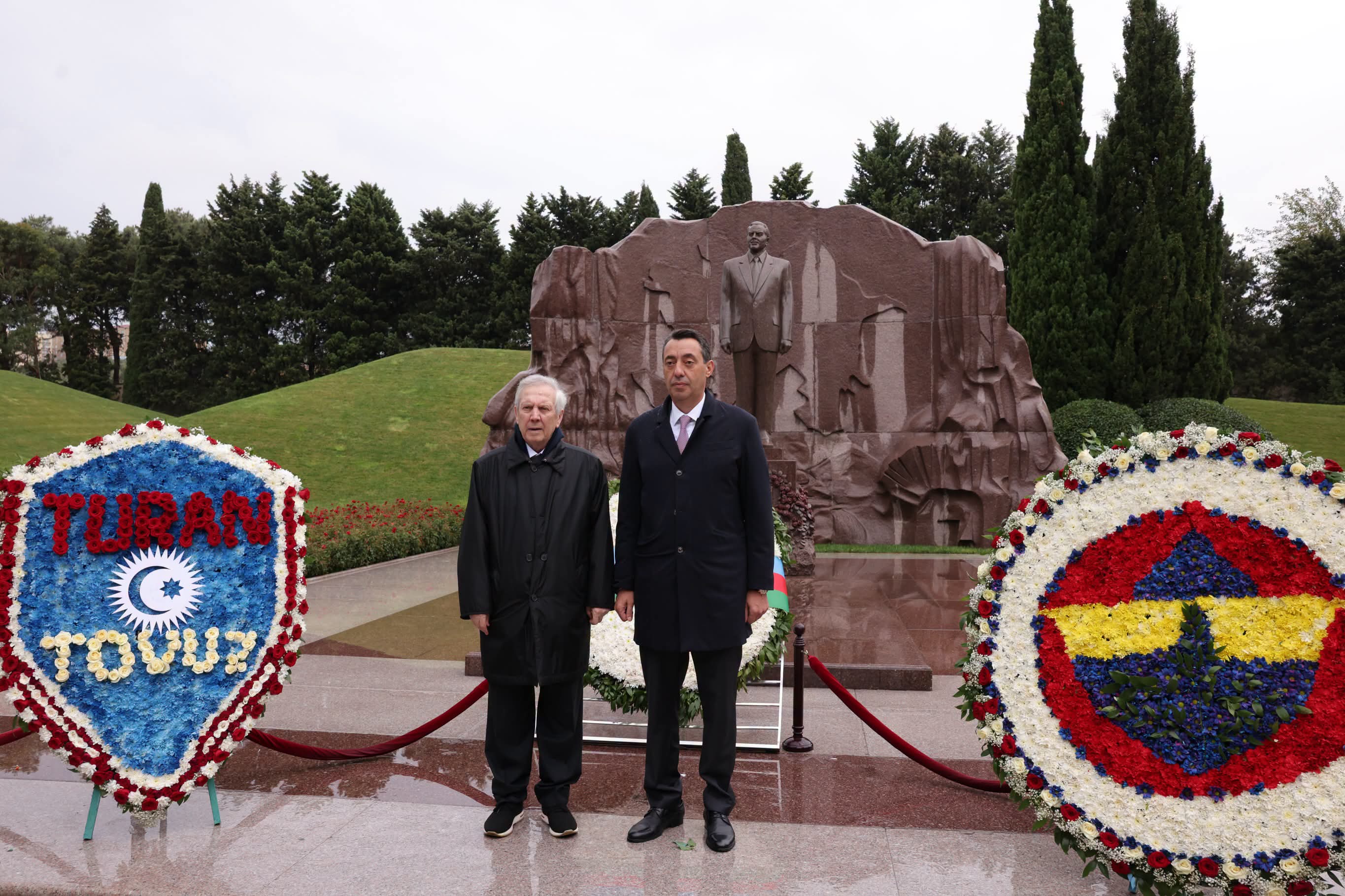 "Fənərbağça" nümayəndələri Heydər Əliyevin məzarını ziyarət etdilər - FOTO "Fənərbağça" nümayəndələri Heydər Əliyevin məzarını ziyarət etdilər - FOTO