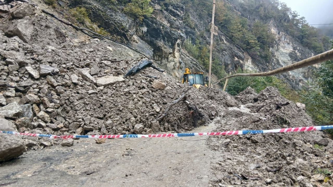 Quba-Xınalıq yolunda yenə torpaq sürüşməsi OLDU - VİDEO