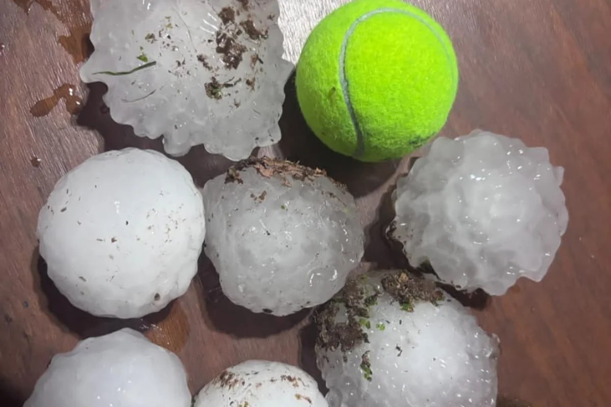 Paraqvayda tennis topu boyda dolu yağdı - VİDEO