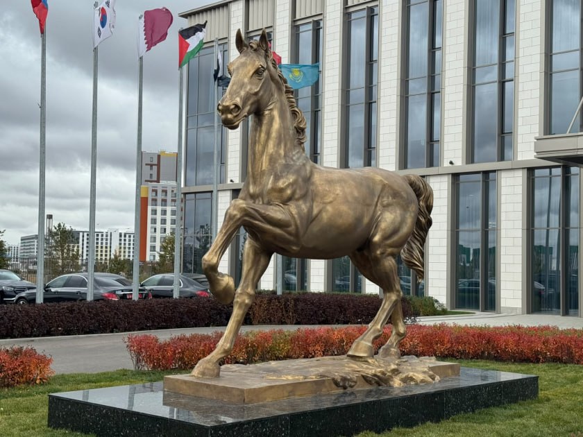 Astanada Qarabağ atının heykəlinin açılışı oldu &ndash; FOTO