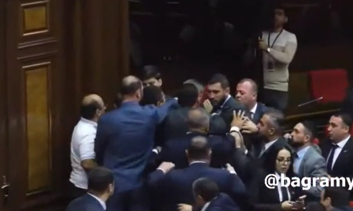 Ermənistan parlamentində deputatlar arasında dava düşdü &ndash; VİDEO
