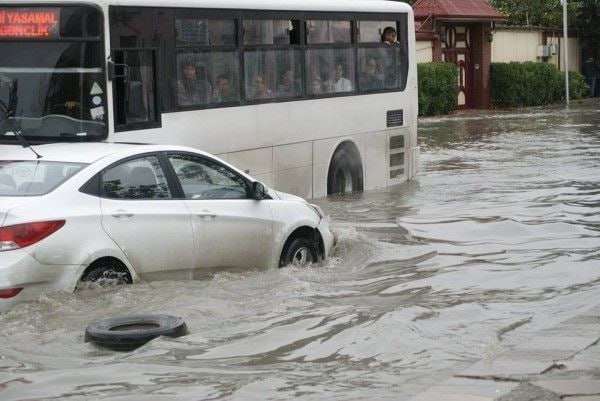 Yağışdan sonra su altında qalan avtomobillər - Zərərini sığorta qarşılayır?