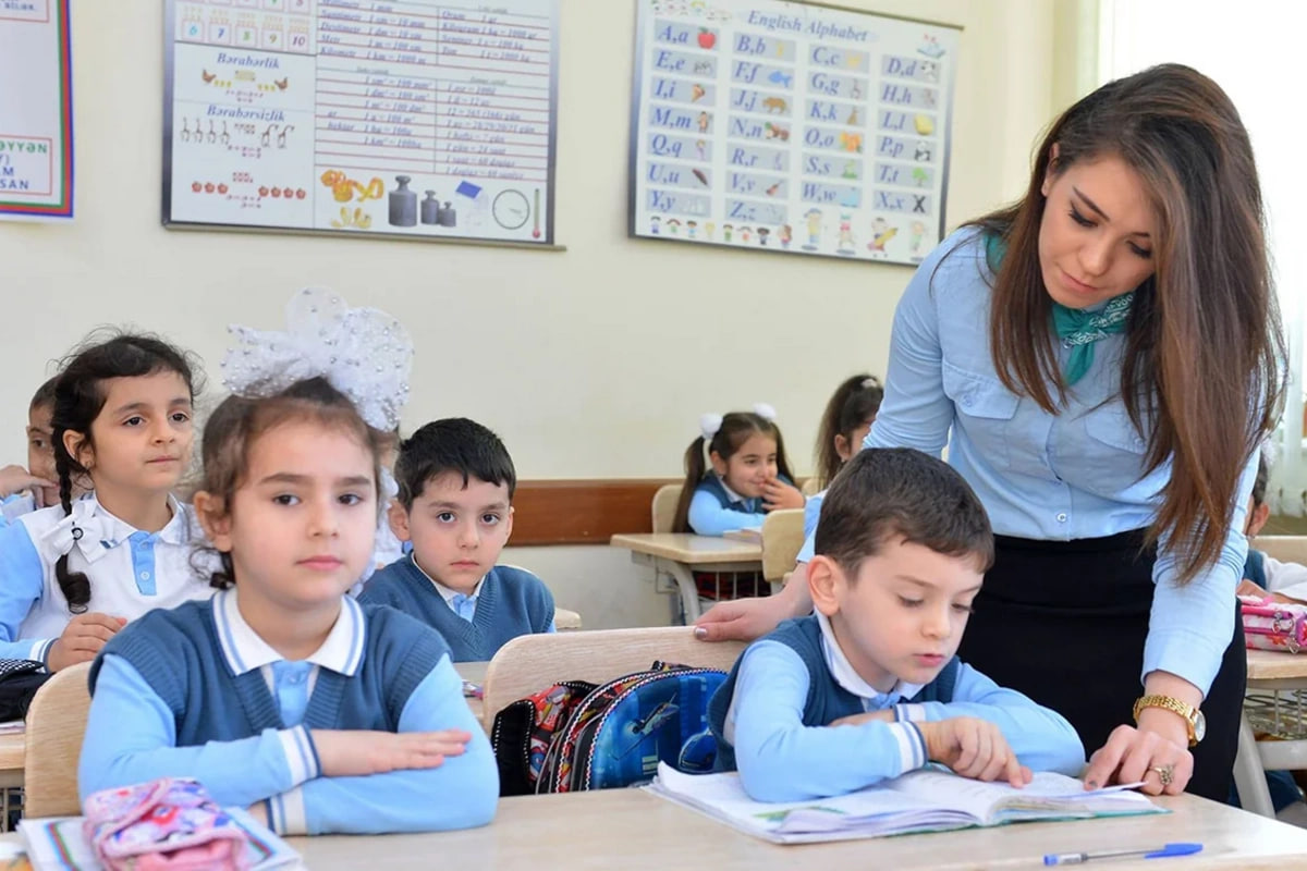 Müəllimlərin NƏZƏRİNƏ: Geyimlə bağlı yeni tələblər qüvvəyə mindi