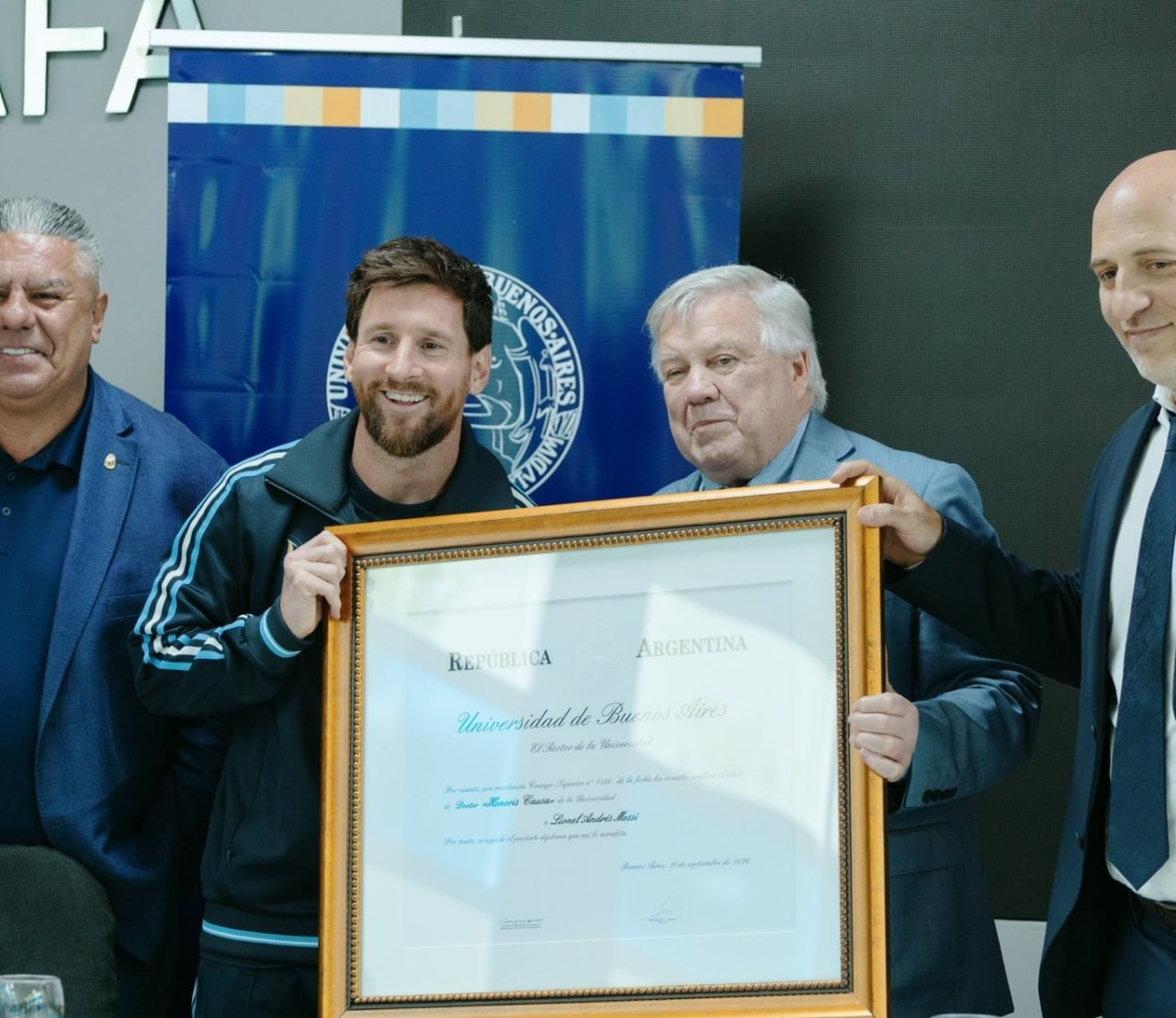 Messi fəxri doktor OLDU - FOTO Messi fəxri doktor OLDU - FOTO