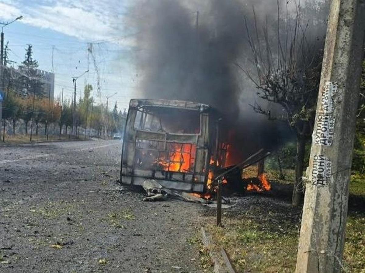 Rusiya ordusu Kramatorskda sərnişin avtobusuna zərbə endirdi: 30 ölü, 18 yaralı var &ndash; FOTO/VİDEO